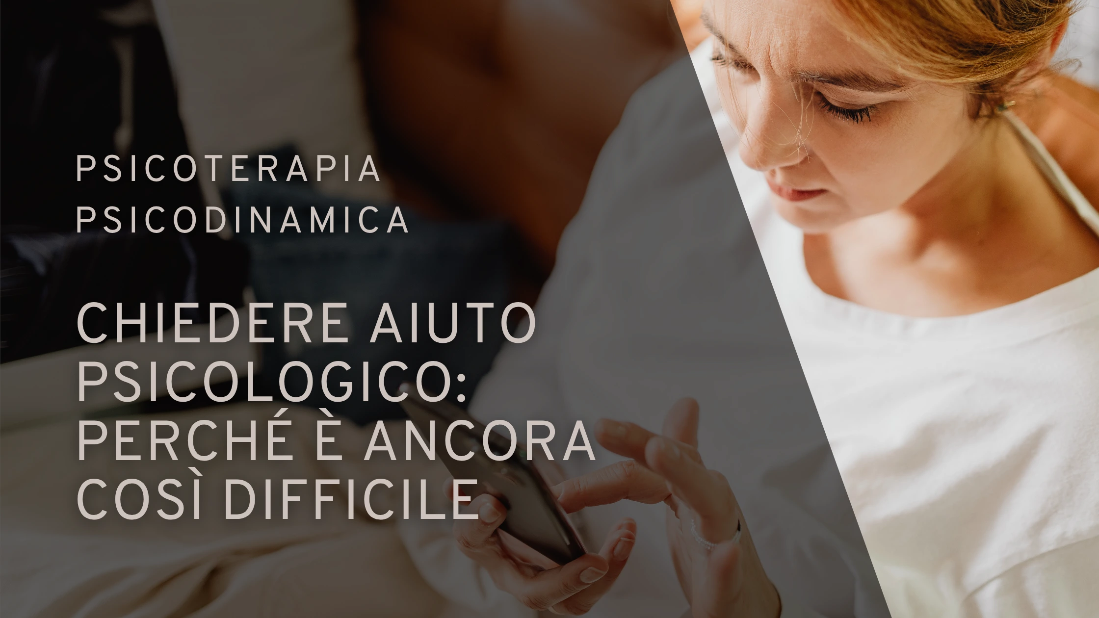 Mano sospesa sopra un telefono prima di chiamare uno psicoterapeuta | Sabrina Papola Psicoterapeuta Roma