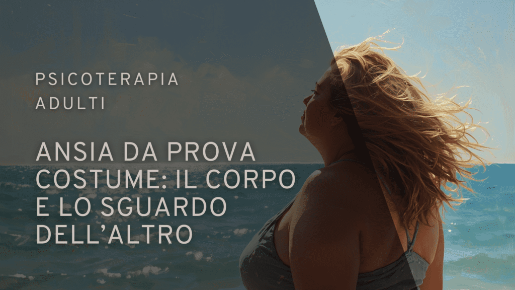 Donna pensierosa in riva al mare che guarda l’orizzonte │ Sabrina Papola