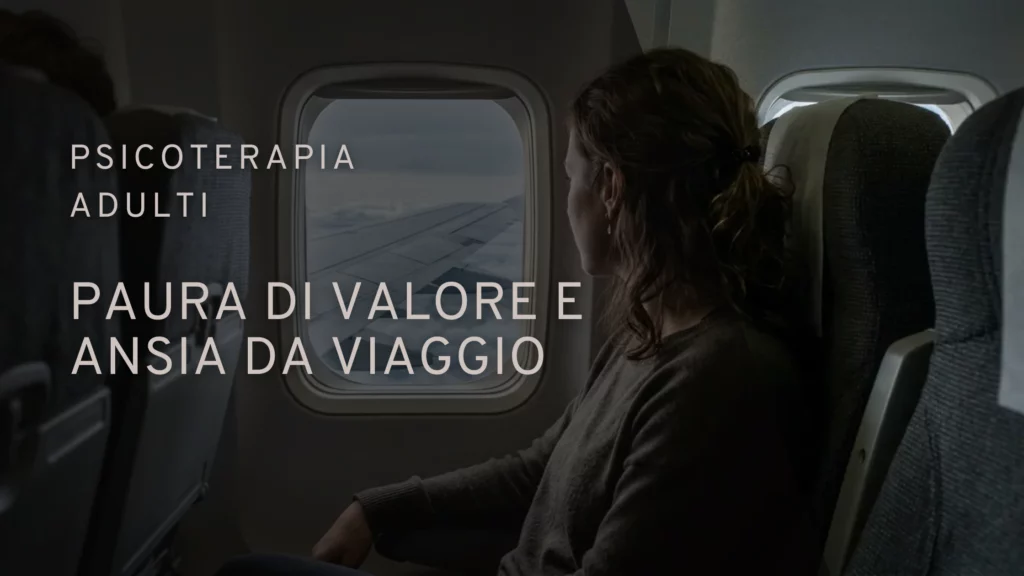 Passeggera con lo sguardo rivolto al finestrino di un aereo in fase di decollo | Sabrina Papola