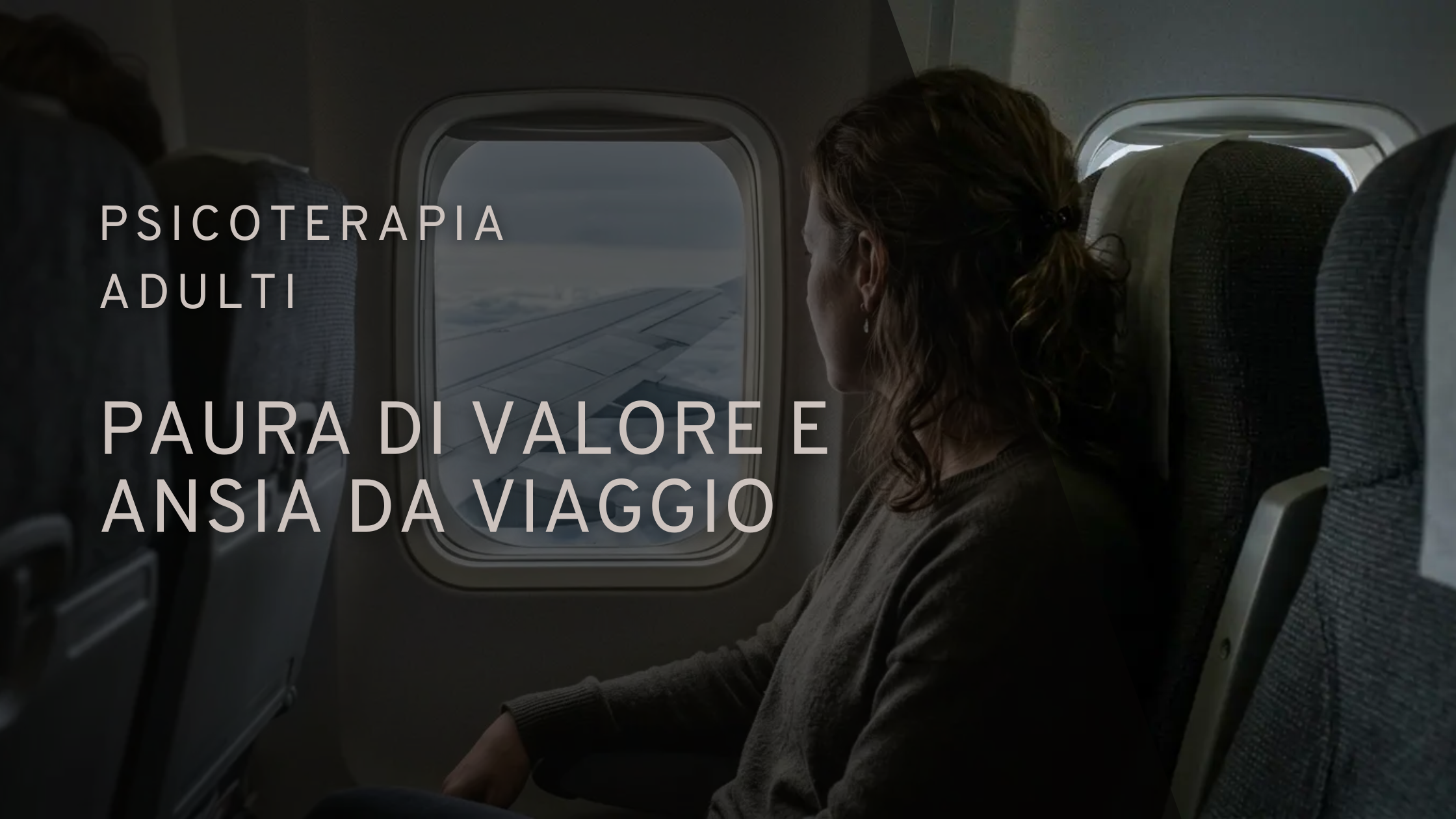 Passeggera con lo sguardo rivolto al finestrino di un aereo in fase di decollo | Sabrina Papola
